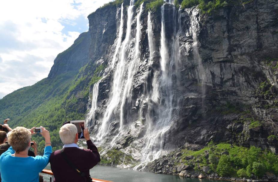 As quedas dágua locais enchem os olhos do turistas