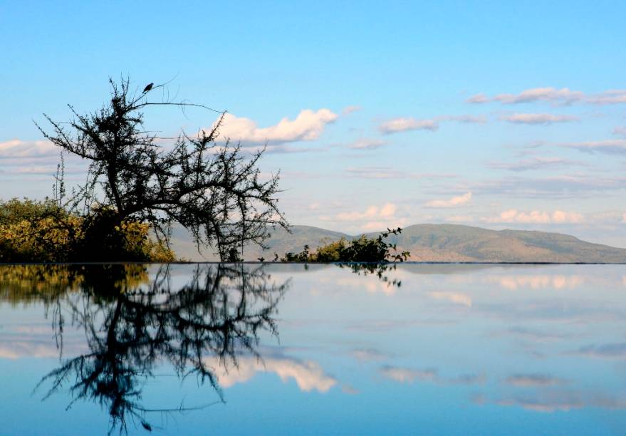 Os lodges no Parque Nacional Lago Manyara oferecem confortos mais que bem vindos no calor opressivo das savanas, como piscinas de borda infinita