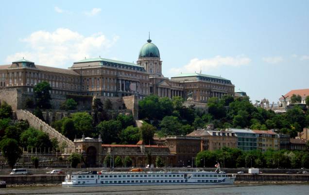 No alto de uma colina junto ao Danúbio encontra-se o imponente castelo de Buda, antiga sede do poder monárquico húngaro