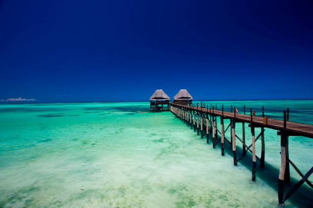 O pequeno arquipélago de Zanzibar oferece praias e hospedagens com as alucinantes cores do oceano Índico