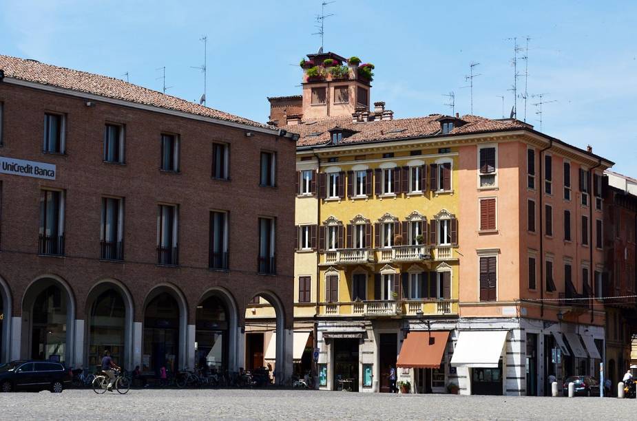 <a href="https://viajeaqui.abril.com.br/cidades/italia-modena" rel="Módena" target="_blank">Módena</a>, que pode ser visitada em um bate-volta a partir de <a href="https://viajeaqui.abril.com.br/cidades/italia-bolonha" rel="Bolonha" target="_blank">Bolonha</a>, tem restaurantes incríveis e lojinhas do seu produto mais famoso: o azeite balsâmico