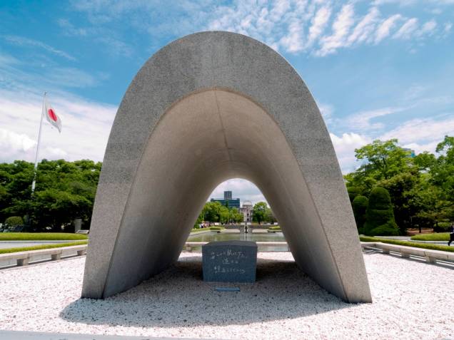 O cenotáfio em memória às mais de cem mil vítimas da bomba de Hiroshima contém uma pequena mensagem de paz: "Repousem em paz, pois o erro não será repetido". A chama do memorial será apaga somente quando todas as armas atômicas do planeta forem destruídas O cenotáfio em memória às mais de cem mil vítimas da bomba de Hiroshima contém uma pequena mensagem de paz: "Repousem em paz, pois o erro não será repetido". A chama do memorial será apaga somente quando todas as armas atômicas do planeta forem destruídas