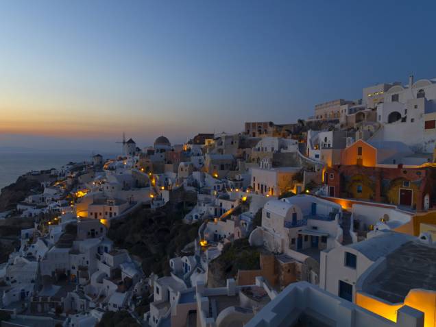Um dos mais famosos do mundo, o pôr do sol completa o belo cenário de Santorini