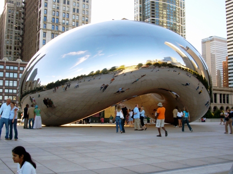 O Cloud Gate é uma grande estrutura de metal polido idealizada por Anish Kapoor. Por motivos óbvios, a escultura localizada na Praça AT&T do Millenium Park ganhou o apelido de "the bean", o feijão O Cloud Gate é uma grande estrutura de metal polido idealizada por Anish Kapoor. Por motivos óbvios, a escultura localizada na Praça AT&T do Millenium Park ganhou o apelido de "the bean", o feijão