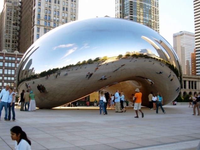 O Cloud Gate é uma grande estrutura de metal polido idealizada por Anish Kapoor. Por motivos óbvios, a escultura localizada na Praça AT&T do Millenium Park ganhou o apelido de "the bean", o feijão