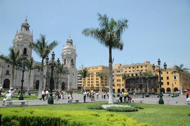Catedral de Lima e, ao lado, o Palácio do Governo, no marco zero de Lima - atrações obrigatórias durante uma visita na cidade