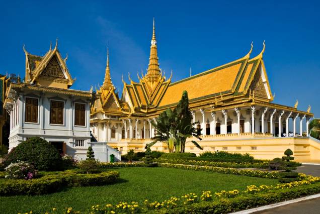 O complexo do Palácio Real de Phnom Penh apresenta edifícios singulares como a característica Sala do Trono, uma moderna construção que substituiu a primeira, do século 19. Destituída pelo Khmer Vermelho em meados do século 20, a monarquia foi restaurada em 1993 O complexo do Palácio Real de Phnom Penh apresenta edifícios singulares como a característica Sala do Trono, uma moderna construção que substituiu a primeira, do século 19. Destituída pelo Khmer Vermelho em meados do século 20, a monarquia foi restaurada em 1993