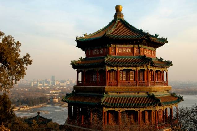 Pavilhão no alto do Monte da Longevidade, Palácio de Versão, Pequim, China. O grande complexo era utilizado como retiro para os imperadores chineses, tendo sido destruído em duas ocasiões, sendo prontamente reconstruído