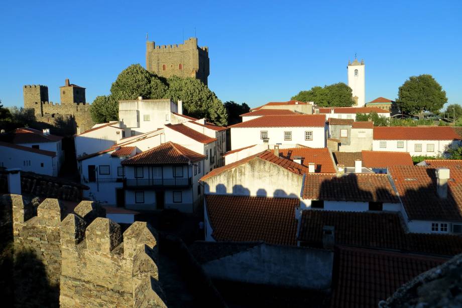 Vista de Bragança com as torres do castelo ao fundo