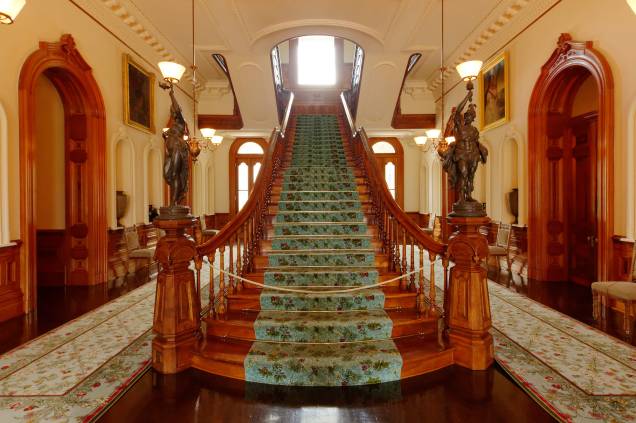O interior do Iolani Palace é ricamente decorado; era ali que a família real havaiana vivia quando o regime do arquipélago era a monarquia. Hoje, o palácio é um museu dedicado a contar essa história