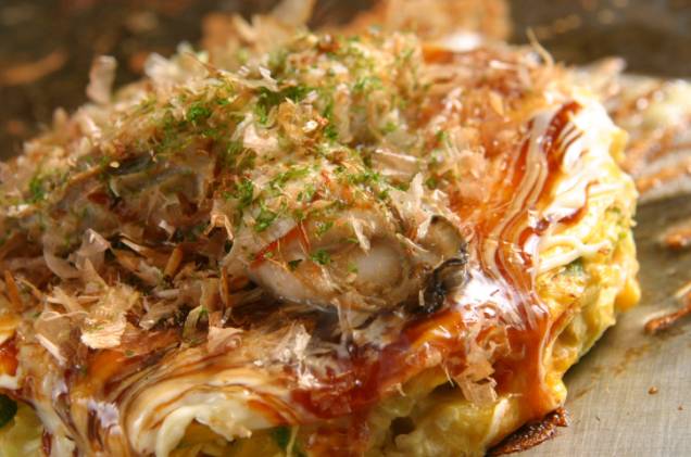 O okonomiyaki, uma espécie de panqueca com vários tipos de ingredientes, como lula, camarão, repolho, ovo e o que mais vier na cabeça (ou houver na geladeira) é o prato típico de cidades como Hiroshima
