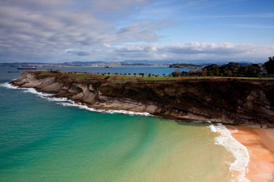 Baía de Santander, no mar da Cantábria. A cidade possui uma forte relação com o mar, prontamente sentida em sua gastronomia, que traz pratos como paellas e <em>tapas </em>com lulas
