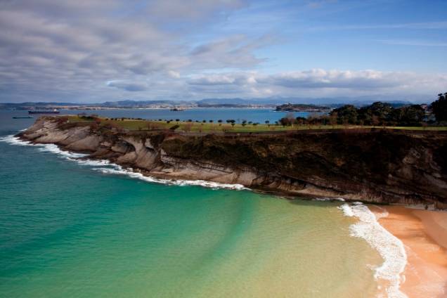 Baía de Santander, no mar da Cantábria. A cidade possui uma forte relação com o mar, prontamente sentida em sua gastronomia, que traz pratos como paellas e <em>tapas </em>com lulas Baía de Santander, no mar da Cantábria. A cidade possui uma forte relação com o mar, prontamente sentida em sua gastronomia, que traz pratos como paellas e <em>tapas </em>com lulas