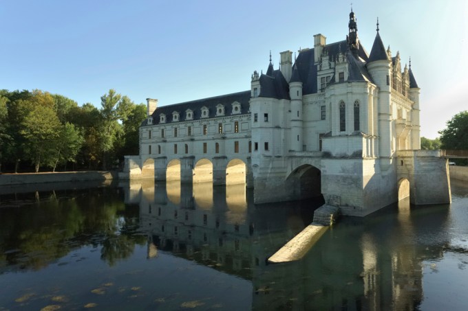 O Château Chenonceau, no Vale do Loire, construído em 1513, é apoiado sobre um sistema de pilares no meio do Rio Cher e acessado via ponte, o que torna o passeio digno de livros de contos