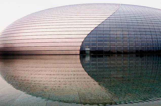 O Teatro Nacional de Artes Performáticas, próximo à Praça Tiananmen, em Pequim, é um projeto do arquiteto francês Paul Andreu, inaugurado ás vésperas dos Jogos Olímpicos de 2008