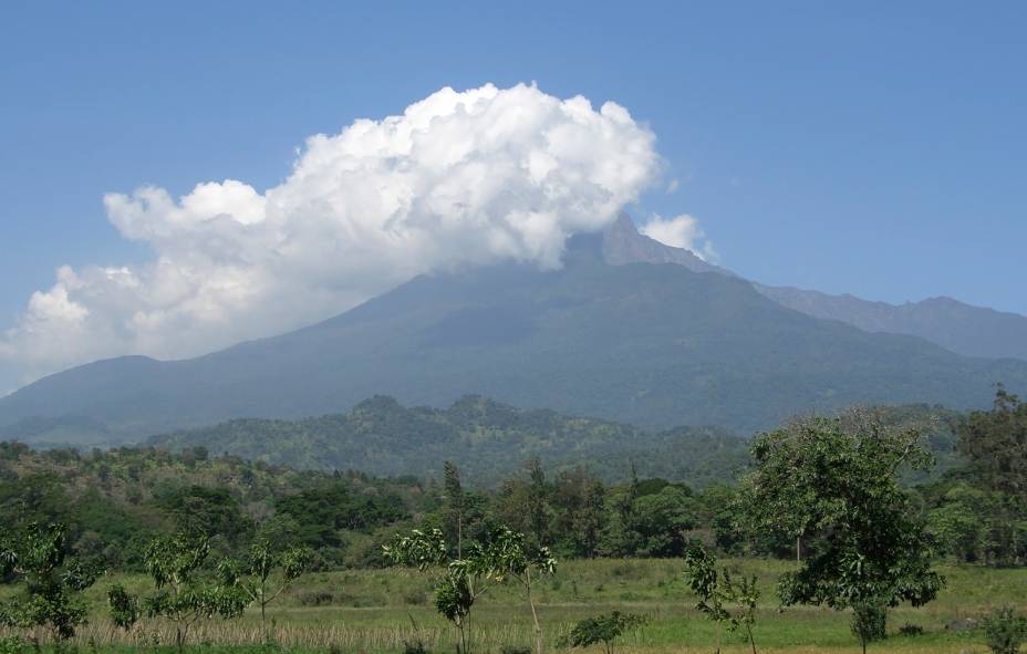 O Monte Meru, próximo a Arusha, é um vulcão de 4566 metros de altura, uma das maiores montanhas da África. Sua última erupção ocorreu no início do século 20