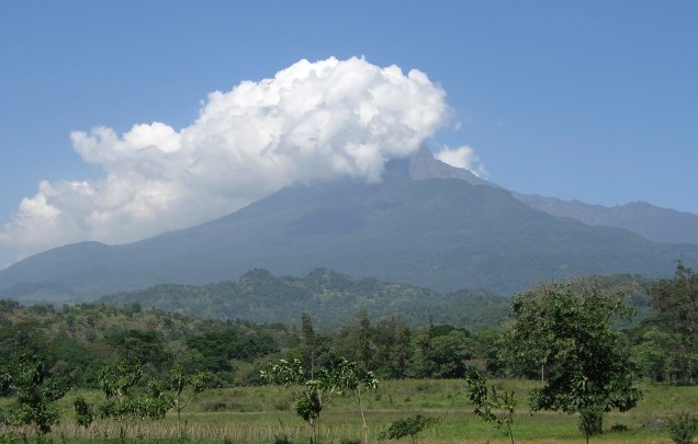 O Monte Meru, próximo a Arusha, é um vulcão de 4566 metros de altura, uma das maiores montanhas da África. Sua última erupção ocorreu no início do século 20