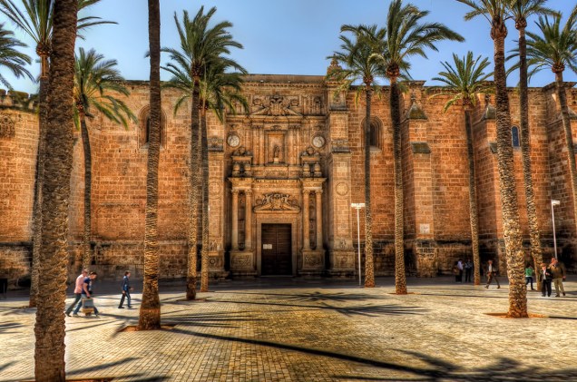Erguida no século XVII, a bela Catedral de Almería serviu como fortaleza contra os ataques de piratas, que saqueavam a região. A construção carrega elementos góticos e renascentistas em sua arquitetura