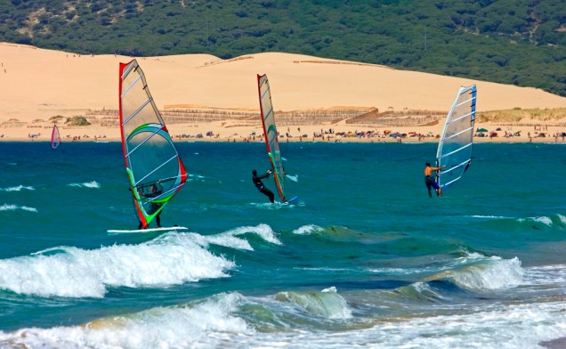 Velejadores de todo o mundo se reúnem em Tarifa para aproveitar a irresistível combinação de grandes praias, vento abundante e regular e muito sol