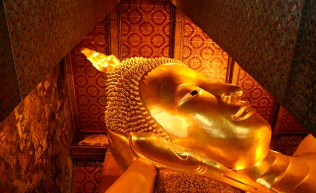 Com mais de 40 metros de comprimento, o Buda Reclinado é uma das grandes atrações do templo Wat Pho, no centro de Bangcoc