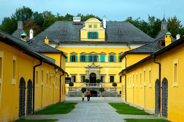 O Palácio Hellbrunn era uma vila de descanso de verão para os arcebispos de Salzburgo. Suas divertidas fontes e seus edifícios barrocos do século 17 fazem do lugar um dos passeios favoritos na cidade