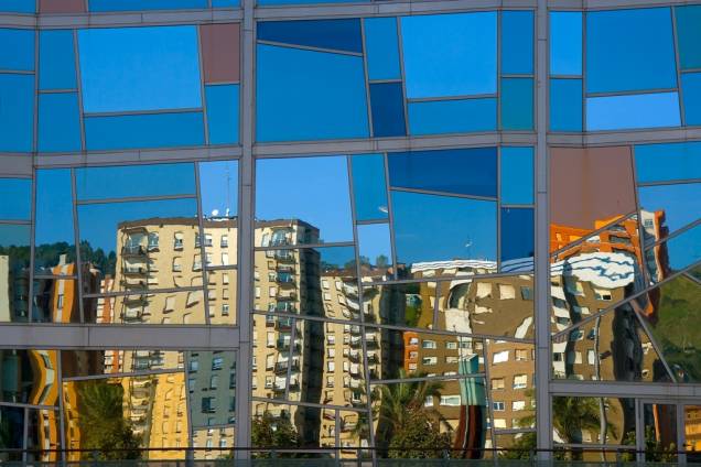 Bilbao hoje reúne uma grande variedade de prédios de linhas vanguardistas, reunindo nomes como Frank Gehry e Santiago Calatrava. Seus edifícios modernos hoje são a cara de uma cidade que respira modernidade e juventude