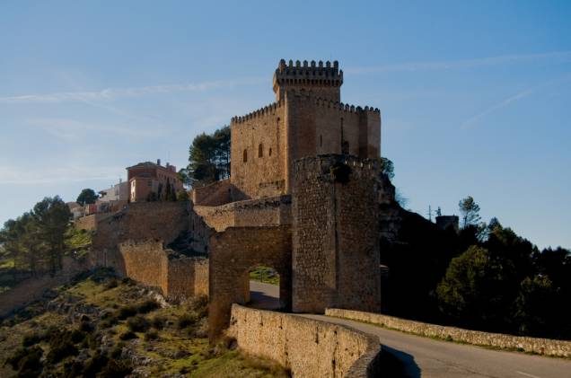 O castelo mouro de Alarcón fazia parte do sistema defensivo da região de Cuenca. Conquistado pelos católicos, recebeu várias reformas e expansões O castelo mouro de Alarcón fazia parte do sistema defensivo da região de Cuenca. Conquistado pelos católicos, recebeu várias reformas e expansões