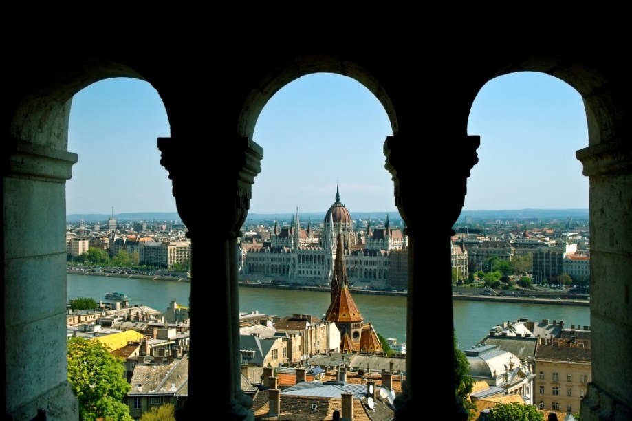 Vista do parlamento húngaro a partir do bastião dos pescadores, no Castelo de Buda