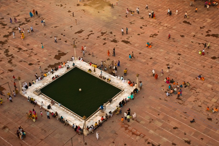 Pátio da mesquita Jama Masjid, com fiéis fazendo suas abluções cerimoniais