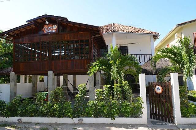 Fachada do hostel, que fica em um casarão em Porto de Galinhas (foto: divulgação)