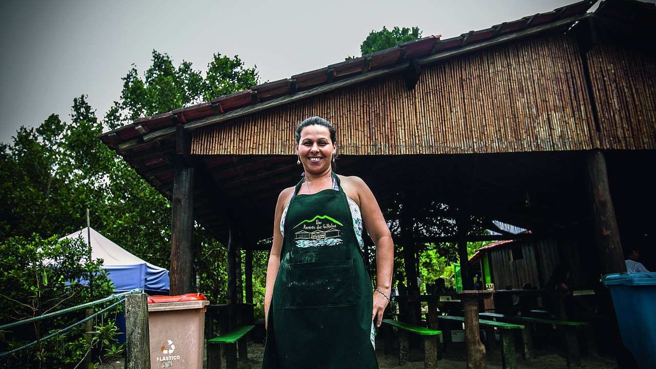 Noeli é guia ambiental e ainda trabalha no bar da família / Lucas Lima