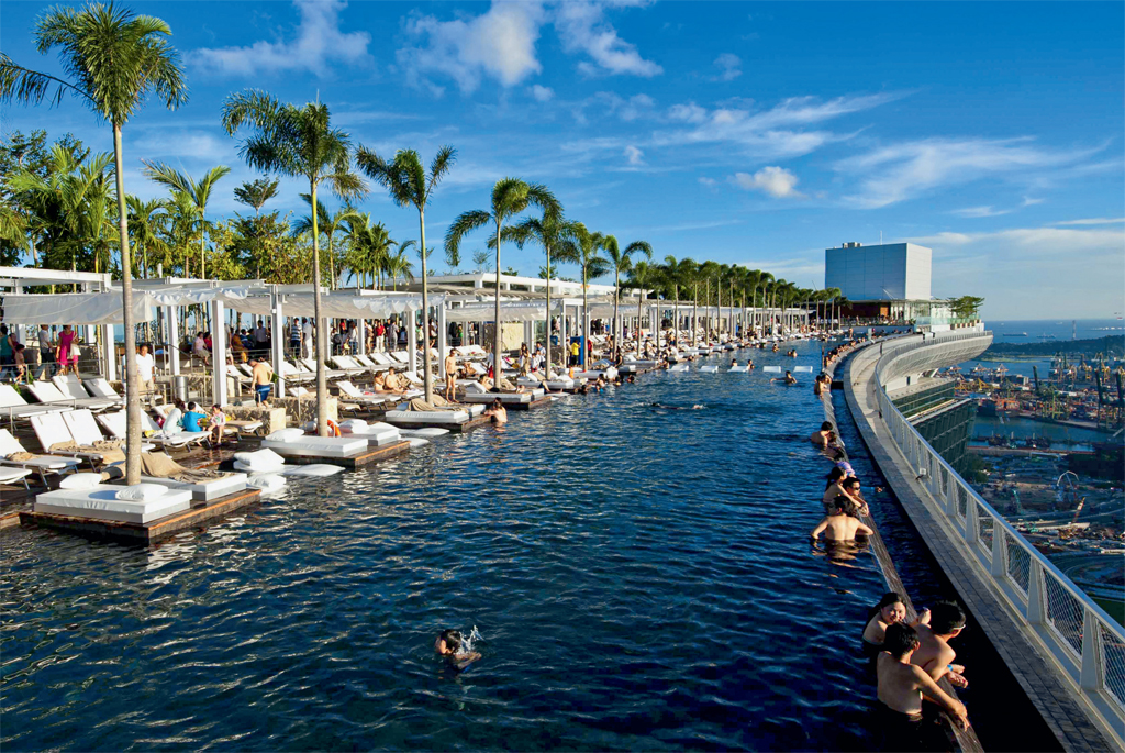 A piscina mais alta do mundo no topo do Marina Bay Sands, em Cingapura