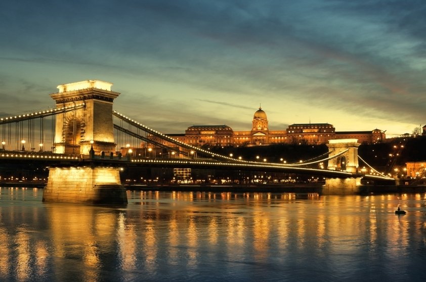 A Ponte das Correntes observada pelo sentinela Castelo de Buda