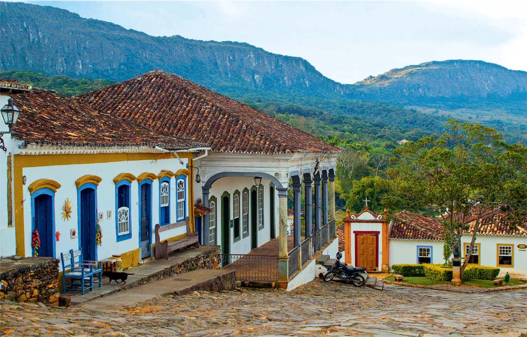A Serra de São José adorna Câmara Municipal e capela, em Tiradentes, Minas Gerais