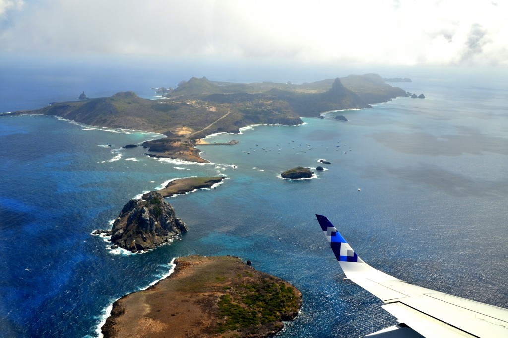 A chegada, maravilhosa. O piloto do avião faz questão de dar uma volta toda pela ilha maior antes de pousar, então no worries, você só precisa reservar um lugar na janela e separar a câmera para o pouso (foto: Anna Laura Wolff)