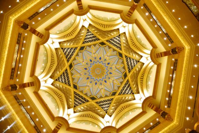 O Hotel Emirates Palace ostenta tanto que algumas partes do teto são revestidas em ouro