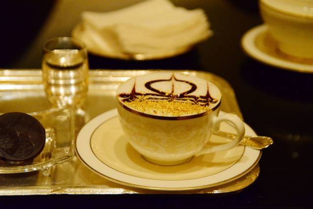 Até o cafezinho do Emirates Palace Hotel, em Abu Dhabi, é especial: as xícaras são decoradas com pó de ouro, que em poucas quantidades, pode ser sorvido junto com a bebida