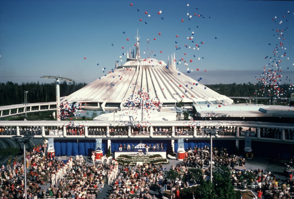 Abertura do Space Mountain em 1975, na Disney (foto: flickr/Tom Simpson)