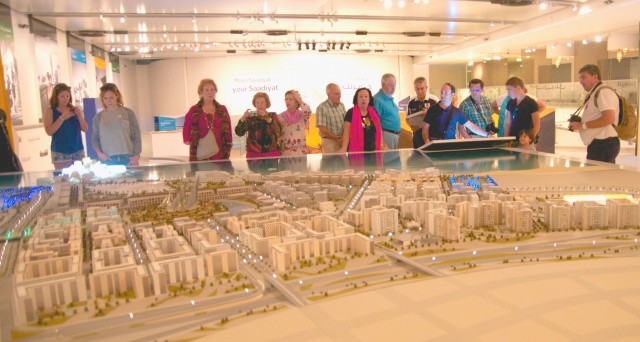 No Museu Saadiyat, turistas observam a maquete que representa o futuro da ilha de Saadiyat, onde estarão os novos complexos culturais