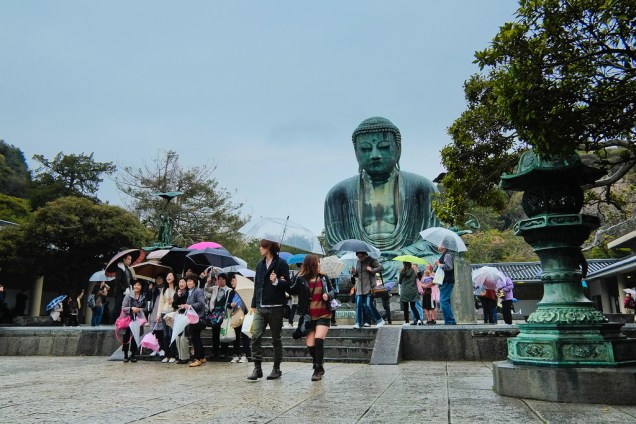 O <strong>Grande Buda de Kamakura </strong>é uma das grandes atrações próximas a Yokohama e é um passeio rápido a partir de Tóquio. A imagem de bronze fundido é o ponto central de quem visita a cidade, capital virtual do Japão à época do domínio da família de xoguns Minamoto