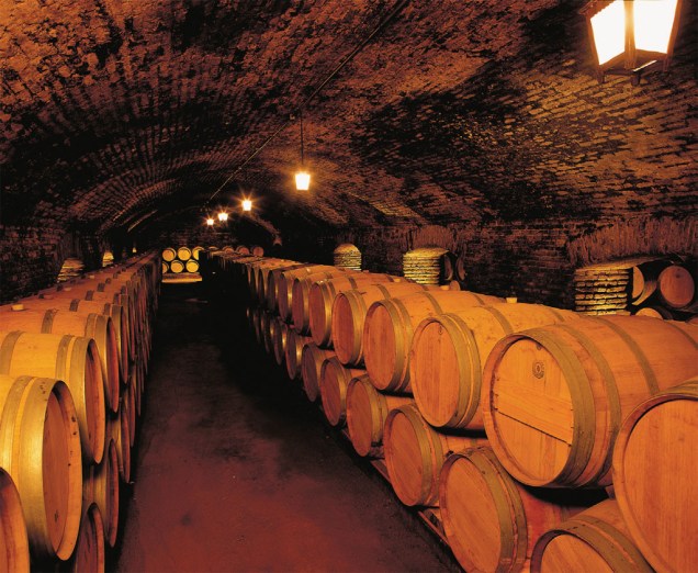 Uma das adegas mais famosas da vinícola <a href="https://viajeaqui.abril.com.br/estabelecimentos/chile-valle-del-maipo-atracao-concha-y-toro-e-cousino-macul" rel="Concha y Toro" target="_blank">Concha y Toro</a> é a Casillero del Diablo - uma cave subterrânea antiga, que guarda uma lenda sobre um diabo que protege as garrafas