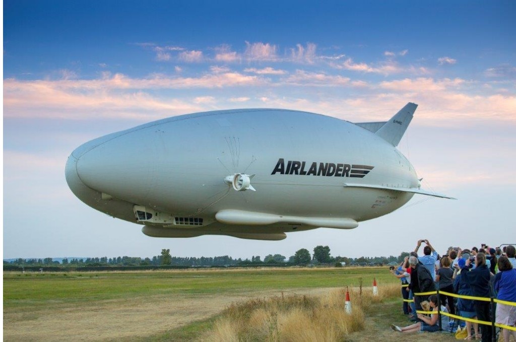 Uma plateia se reuniu para assistir a estreia do Airlander (foto: divulgação)