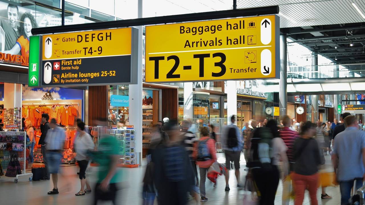 airport-384562_1920