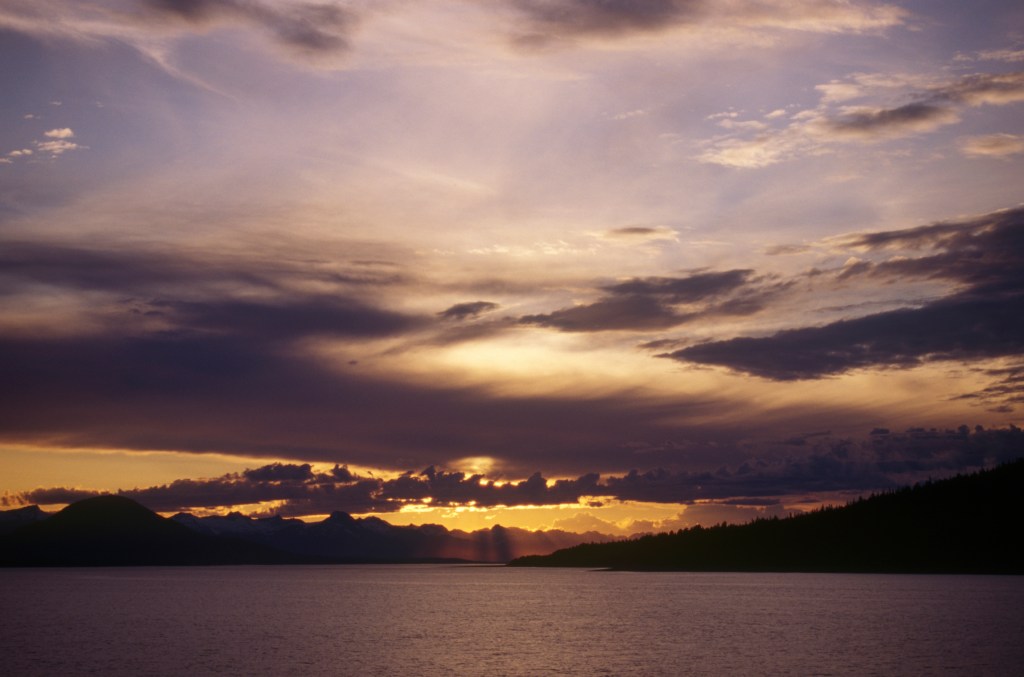 Fenômeno do sol da meia noite no Alasca