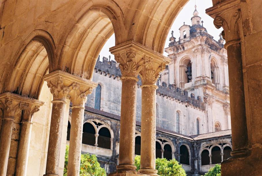 Também detentora de um dos mais belos patrimônios históricos de Portugal, o Mosteiro de Santa Maria de Alcobaça é literalmente o centro de Alcobaça. A monumentalidade chama atenção, mas os pontos altos da visita são os túmulos de Dom Pedro I e sua amante Dona Inês de Castro. Além do mosteiro, os melhores doces conventuais de Portugal estão lá, na Pastelaria Alcôa. <a href="https://www.booking.com/searchresults.pt-br.html?aid=332455&sid=605c56653290b80351df808102ac423d&sb=1&src=searchresults&src_elem=sb&error_url=https%3A%2F%2Fwww.booking.com%2Fsearchresults.pt-br.html%3Faid%3D332455%3Bsid%3D605c56653290b80351df808102ac423d%3Bcity%3D-2170835%3Bclass_interval%3D1%3Bdest_id%3D-2170637%3Bdest_type%3Dcity%3Bdtdisc%3D0%3Bfrom_sf%3D1%3Bgroup_adults%3D2%3Bgroup_children%3D0%3Binac%3D0%3Bindex_postcard%3D0%3Blabel_click%3Dundef%3Bno_rooms%3D1%3Boffset%3D0%3Bpostcard%3D0%3Braw_dest_type%3Dcity%3Broom1%3DA%252CA%3Bsb_price_type%3Dtotal%3Bsearch_selected%3D1%3Bsrc%3Dsearchresults%3Bsrc_elem%3Dsb%3Bss%3DNazar%25C3%25A9%252C%2520Regi%25C3%25A3o%2520do%2520Centro%252C%2520Portugal%3Bss_all%3D0%3Bss_raw%3DNazar%25C3%25A9%3Bssb%3Dempty%3Bsshis%3D0%3Bssne_untouched%3D%25C3%2593bidos%26%3B&ss=Alcoba%C3%A7a%2C+Regi%C3%A3o+do+Centro%2C+Portugal&ssne=Nazar%C3%A9&ssne_untouched=Nazar%C3%A9&city=-2170637&checkin_monthday=&checkin_month=&checkin_year=&checkout_monthday=&checkout_month=&checkout_year=&group_adults=2&group_children=0&no_rooms=1&from_sf=1&ss_raw=Alcoba%C3%A7a&ac_position=1&ac_langcode=xb&dest_id=-2157508&dest_type=city&place_id_lat=39.55192&place_id_lon=-8.97634&search_pageview_id=32f57c2723010011&search_selected=true&search_pageview_id=32f57c2723010011&ac_suggestion_list_length=5&ac_suggestion_theme_list_length=0" target="_blank" rel="noopener"><em>Busque hospedagens em Alcobaça</em></a>