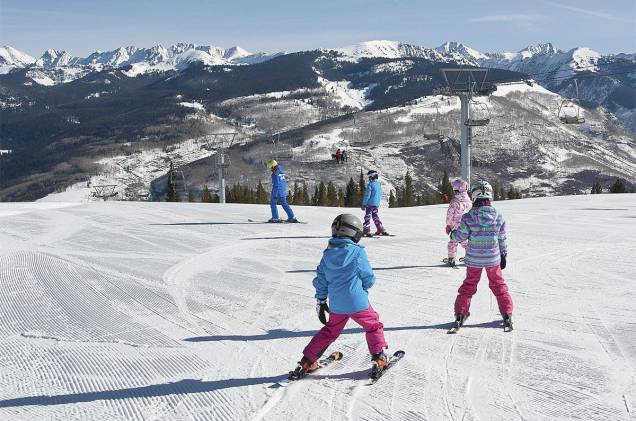 Crianças praticam as primeiras esquiadas na neve