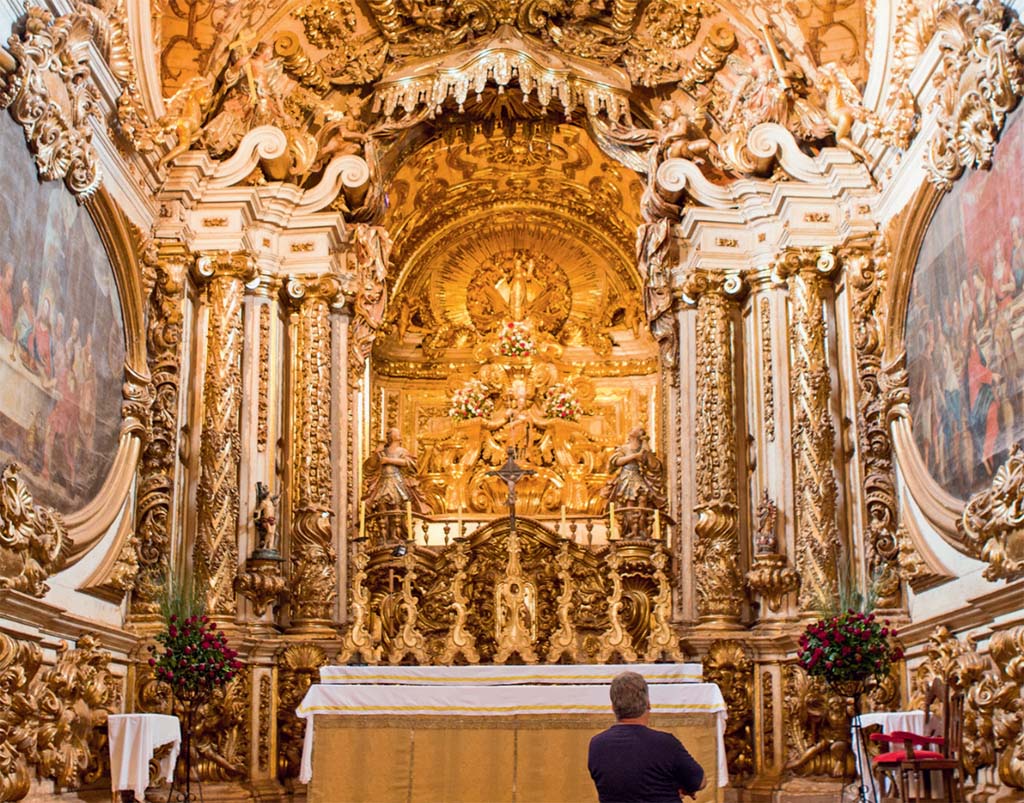 Altar da matriz de Santo Antônio, o mais rico exemplo do barroco, em Tiradentes, Minas Gerais
