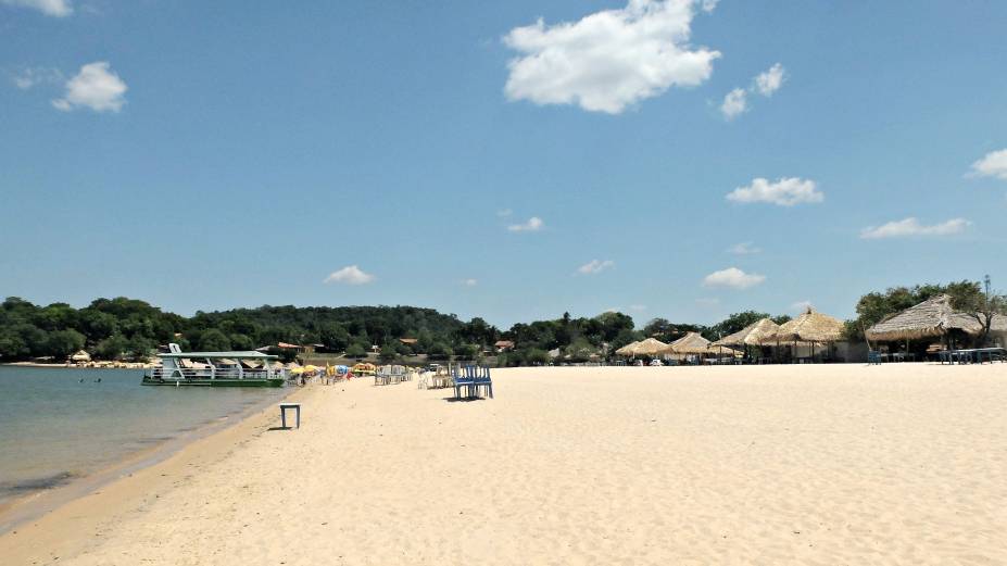 Na época da vazante do Rio Tapajós, os bancos de areia de Alter do Chão são ocupados por quiosques, onde é possível petiscar e admirar a paisagem com a tranquilidade típica dos povos ribeirinhos Na época da vazante do Rio Tapajós, os bancos de areia de Alter do Chão são ocupados por quiosques, onde é possível petiscar e admirar a paisagem com a tranquilidade típica dos povos ribeirinhos