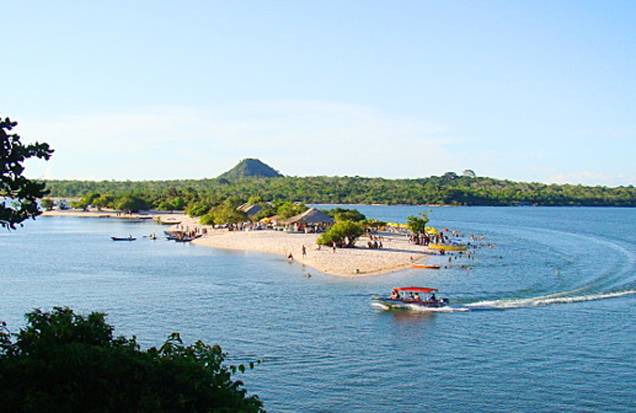 Em Alter do Chão, uma das atrações é o passeio de barco para ver o encontro das águas dos rios Tapajós e Amazonas Em Alter do Chão, uma das atrações é o passeio de barco para ver o encontro das águas dos rios Tapajós e Amazonas
