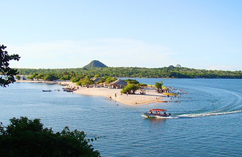 Em Alter do Chão, uma das atrações é o passeio de barco para ver o encontro das águas dos rios Tapajós e Amazonas